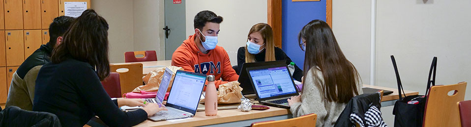 Alumnos y alumnas trabajando con portátiles en una sala de Ciencias de la Educación