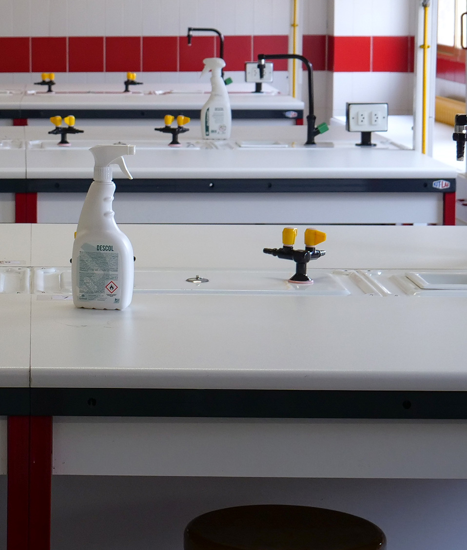 Mesas con enchufes y grifos en laboratorio de Ciencias de la Educación