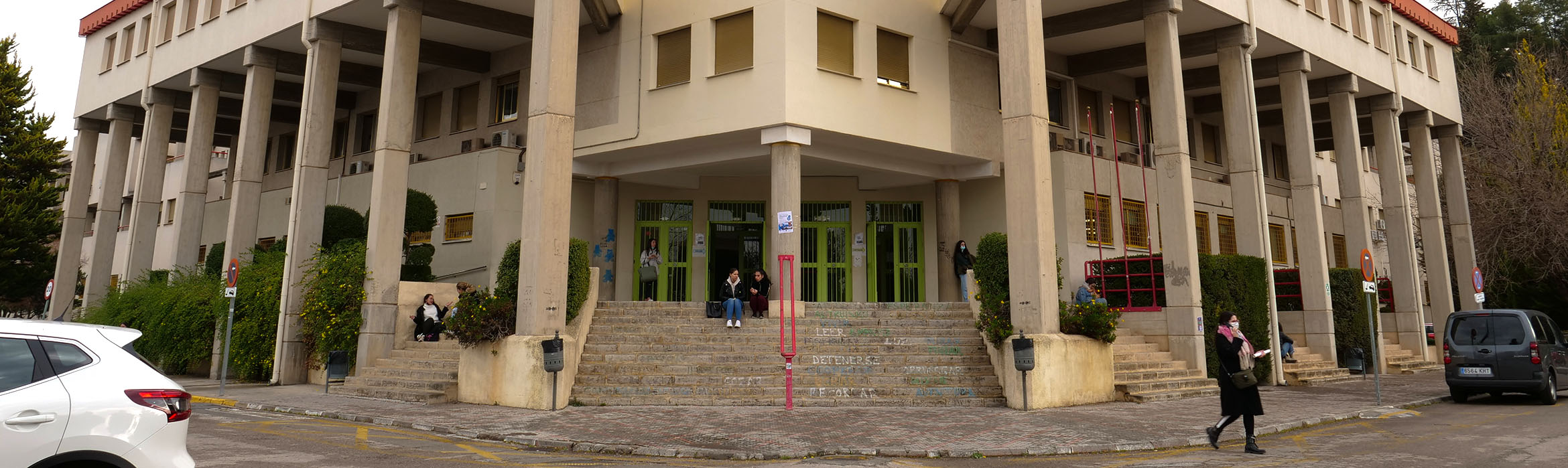 Fachada principal con escaleras de la facultad de Ciencias de la Educación