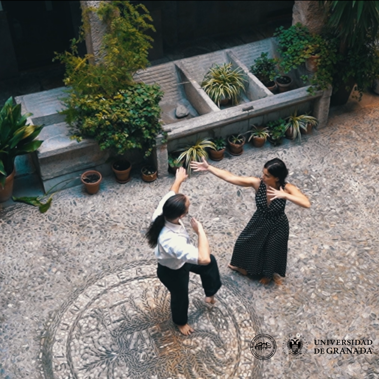 Fotografía de la presentación con 2 personas bailando en un patio